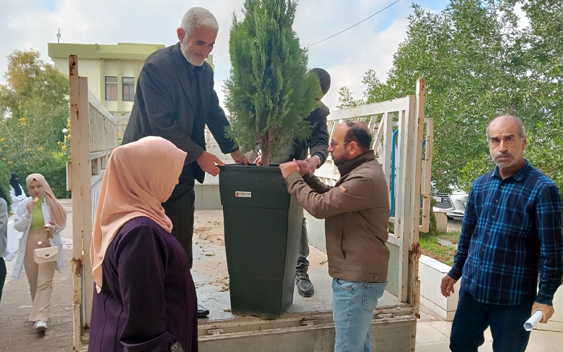 كلية الطب تقوم بحملة تشجير و زراعة النباتات